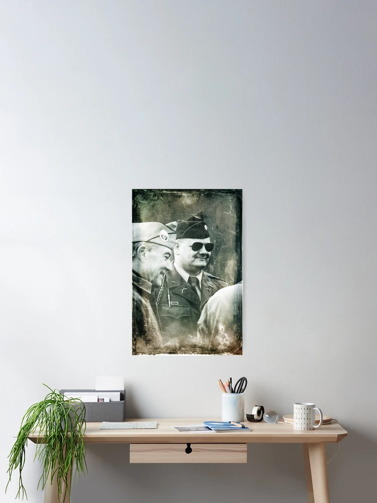 Aperçu 2 sur 3. Poster avec l'œuvre  créée et vendue par ROGUEstudio.