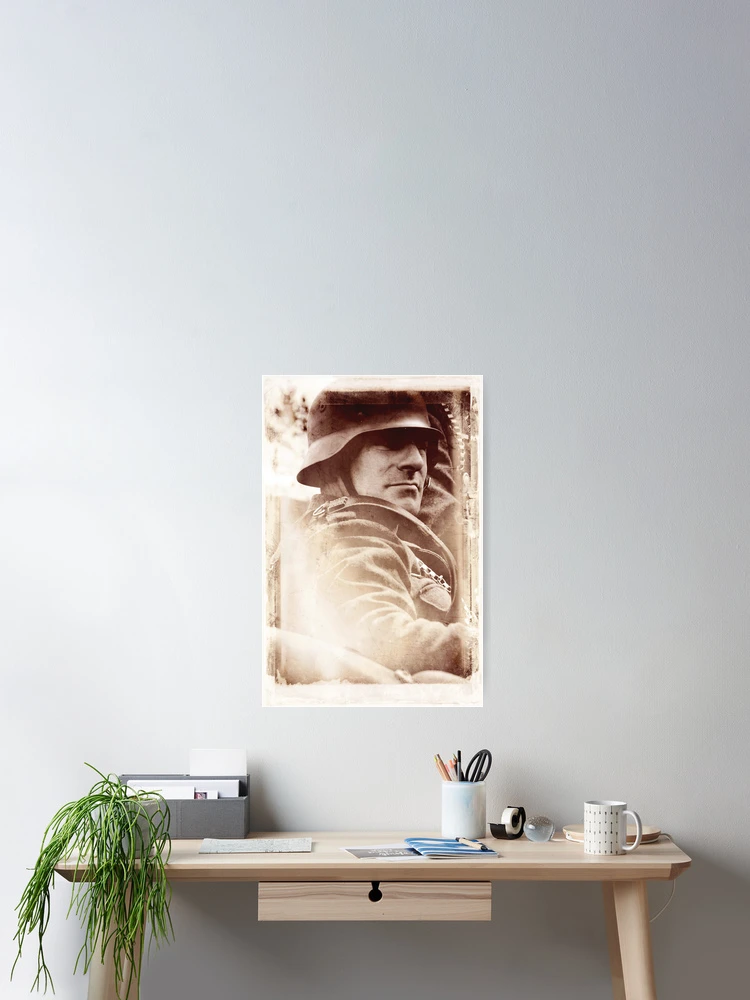 Aperçu 2 sur 3. Poster avec l'œuvre créée et vendue par ROGUEstudio.