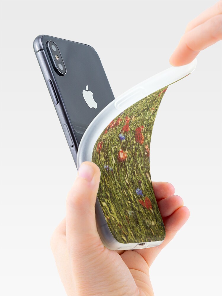 Alternative Ansicht von Sommerfeld mit roten und blauen Blumen iPhone-Hülle & Cover