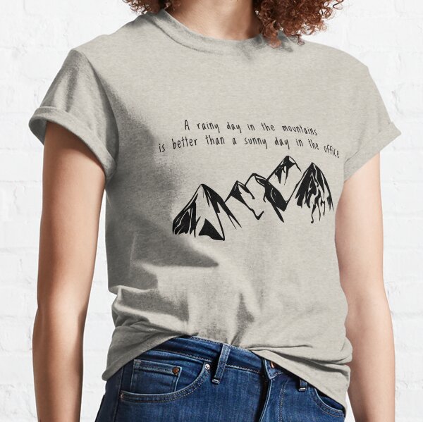 Vista previa del artículo con la obra «Un día lluvioso en las montañas es mejor que un día soleado en la oficina», diseñado y vendido por MadPanda.