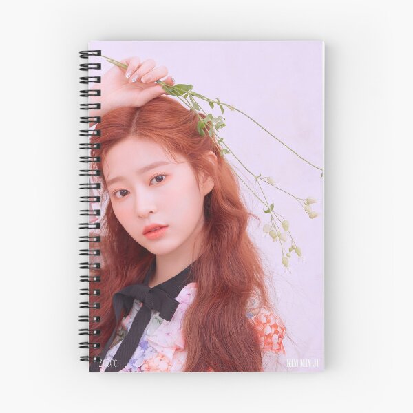 Artikelvorschau, IZ * ONE (아이즈 원) (ア イ ズ ワ ワ ン) - Kim Minjoo (김민주) HERZ * IZ Offizielles Poster und Aufkleber entworfen und verkauft von Kpop Corner.