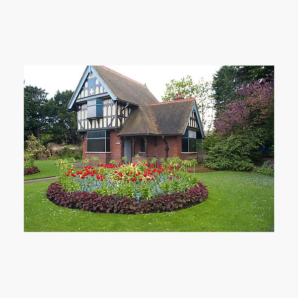 Aperçu de l'œuvre The Gate Lodge: Dulwich Park, London, UK. créée et vendue par DonDavisUK.