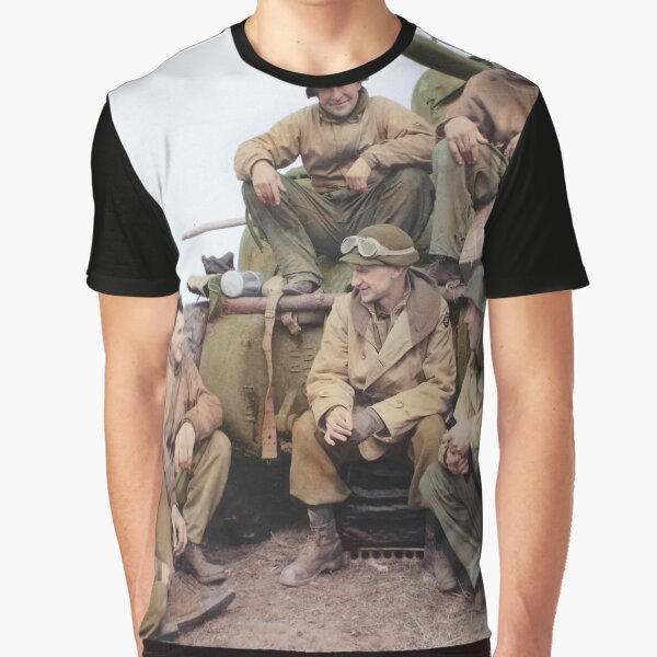 Vista previa del artículo con la obra «Tripulación de tanques del ejército estadounidense con Ernie Pyle», diseñado y vendido por Richard  White.