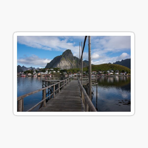 Holzsteg im Fischerdorf Reine, Reinebringen im Hintergrund auf den Lofoten, Norwegen / Skandinavien Sticker