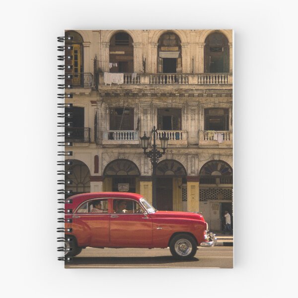 Aperçu de l'œuvre Voiture américaine rouge ancienne, dans les rues de La Havane, Cuba créée et vendue par jonathankemp.