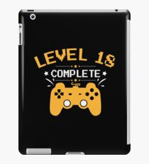Gamer Shirt Level 18 Complete Gaming Birthday Gift Tee iPad-Hülle & Klebefolie