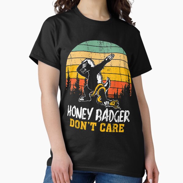Vista previa del artículo con la obra «Tejón de miel No me importa Atardecer vintage Dabbing Animal salvaje come serpiente», diseñado y vendido por Dolphin Graphic.