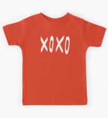Umarmungen und Küsse Kinder T-Shirt