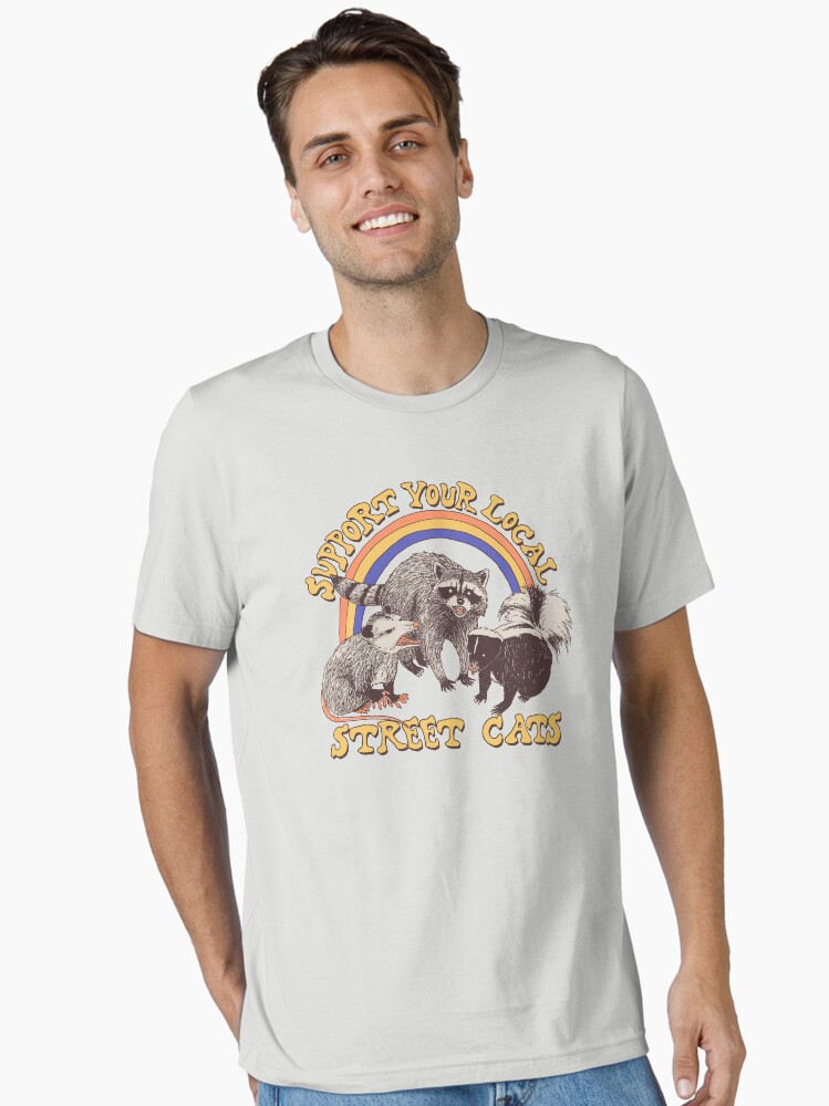 Aperçu 1 sur 7. T-shirt essentiel avec l'œuvre Chats de rue créée et vendue par wytrab8.