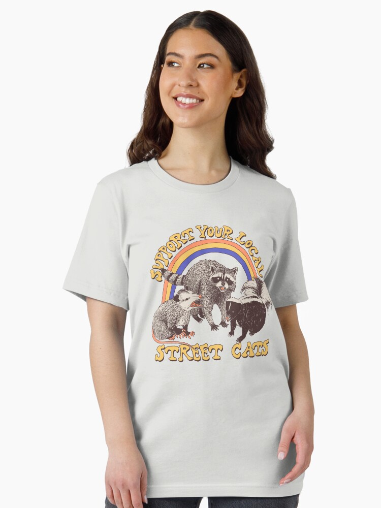 Aperçu 2 sur 7. T-shirt essentiel avec l'œuvre Chats de rue créée et vendue par wytrab8.