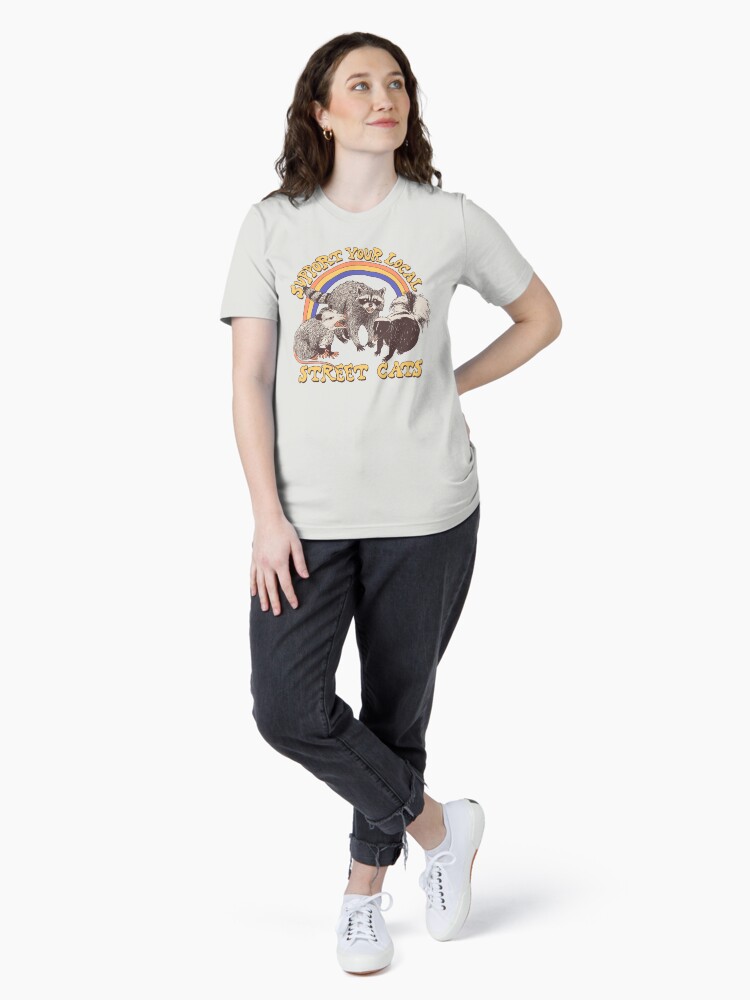 Aperçu 4 sur 7. T-shirt essentiel avec l'œuvre Chats de rue créée et vendue par wytrab8.