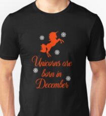 Coole Einhörner sind im Dezember geboren Slim Fit T-Shirt