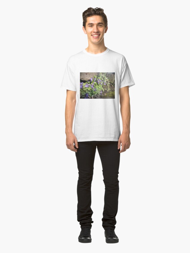 Alternative Ansicht von Veilchen am Stein Classic T-Shirt