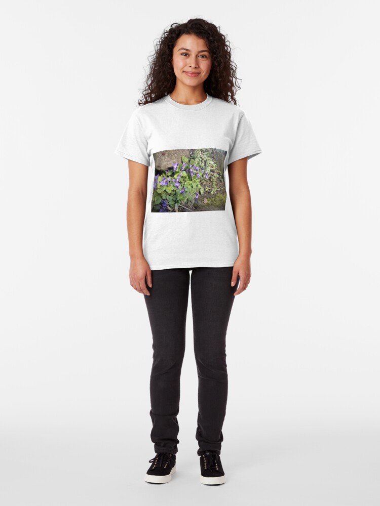 Alternative Ansicht von Veilchen am Stein Classic T-Shirt