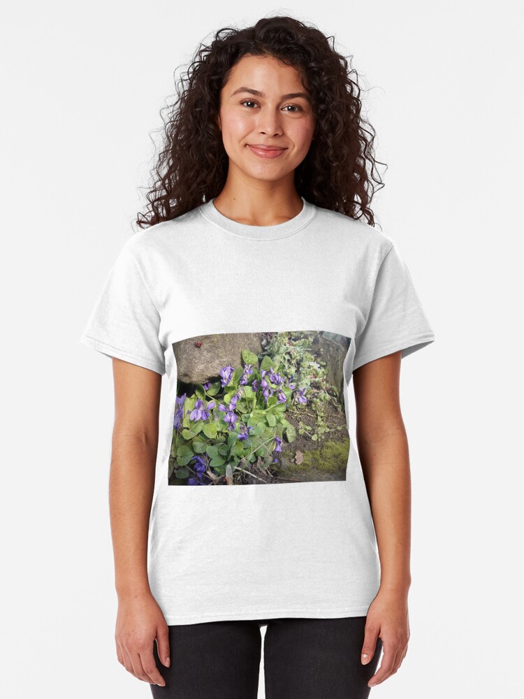 Alternative Ansicht von Veilchen am Stein Classic T-Shirt