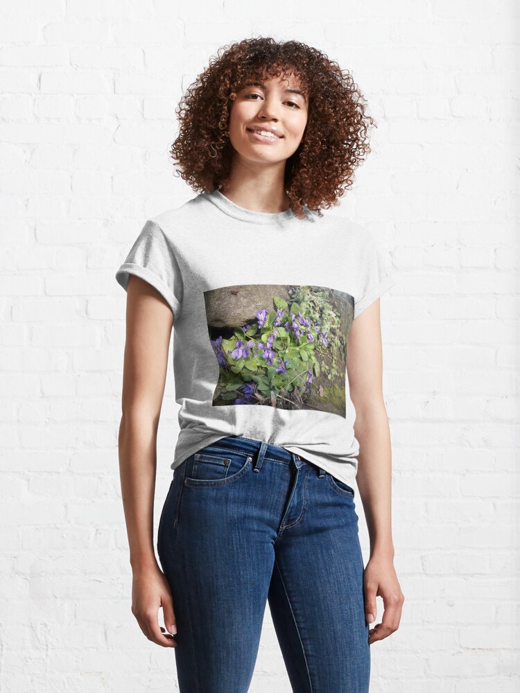 Alternative Ansicht von Veilchen am Stein Classic T-Shirt