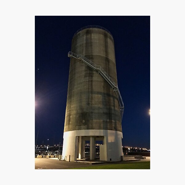 Vista previa del artículo con la obra «Torre de silo», diseñado y vendido por Michael McGimpsey.