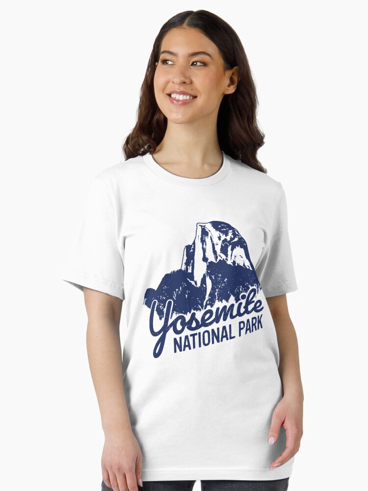 Imagen 2 de 7, Camiseta esencial con la obra Parque Nacional de Yosemite, diseñada y vendida por JonesbrosDesign.
