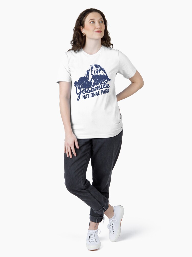 Imagen 4 de 7, Camiseta esencial con la obra Parque Nacional de Yosemite, diseñada y vendida por JonesbrosDesign.