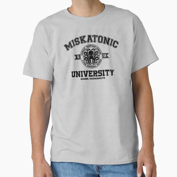 Vista previa del artículo con la obra «Universidad Miskatonic (Black Print)», diseñado y vendido por Lost In Shirts.