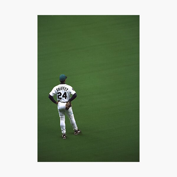 Download Ken Griffey Jr Waiting To Bat Wallpaper