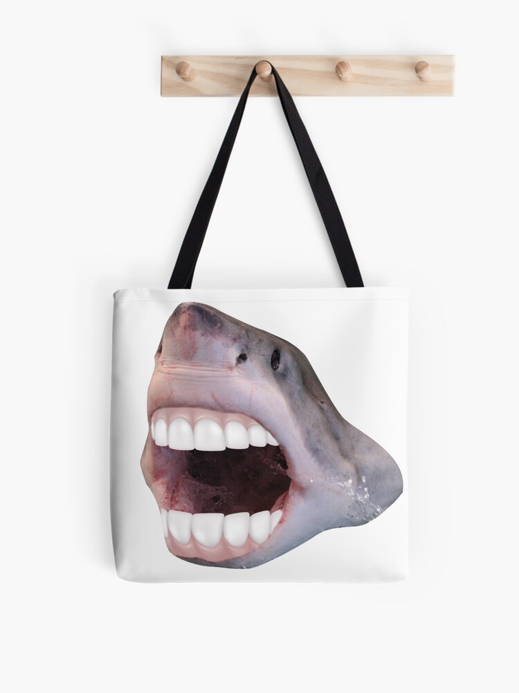 Sac fourre-tout for Sale avec l'œuvre « Grand requin blanc