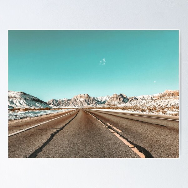 Artikelvorschau, Vintage Desert Road / / Bild des Winters in der Mojave-Wüste im Red Rock Canyon National Park und der Road View entworfen und verkauft von desertxpalm.
