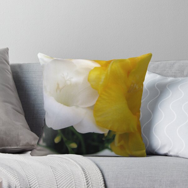 Aperçu de l'œuvre Freesia's in Vase créée et vendue par Debbie Vine.