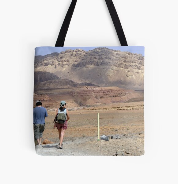 Artikel-Vorschau von Hiking in the desert, designt und verkauft von Moshe Cohen.