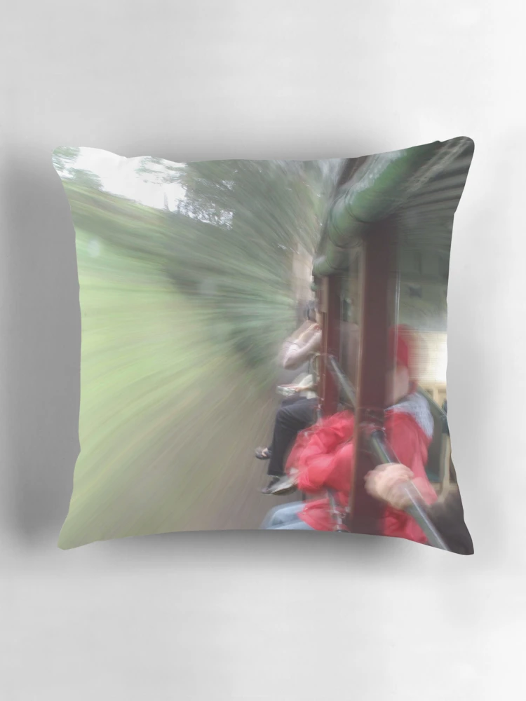 Aperçu 3 sur 4. Coussin avec l'œuvre Train Ride créée et vendue par retsilla.