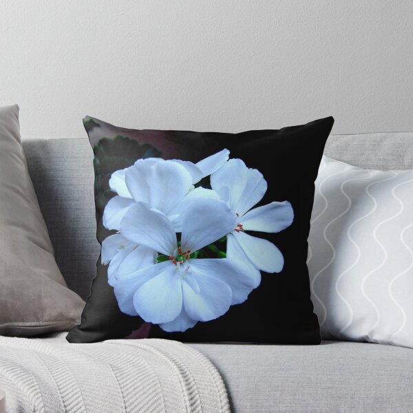 Aperçu de l'œuvre White Geranium créée et vendue par digitaldavers.