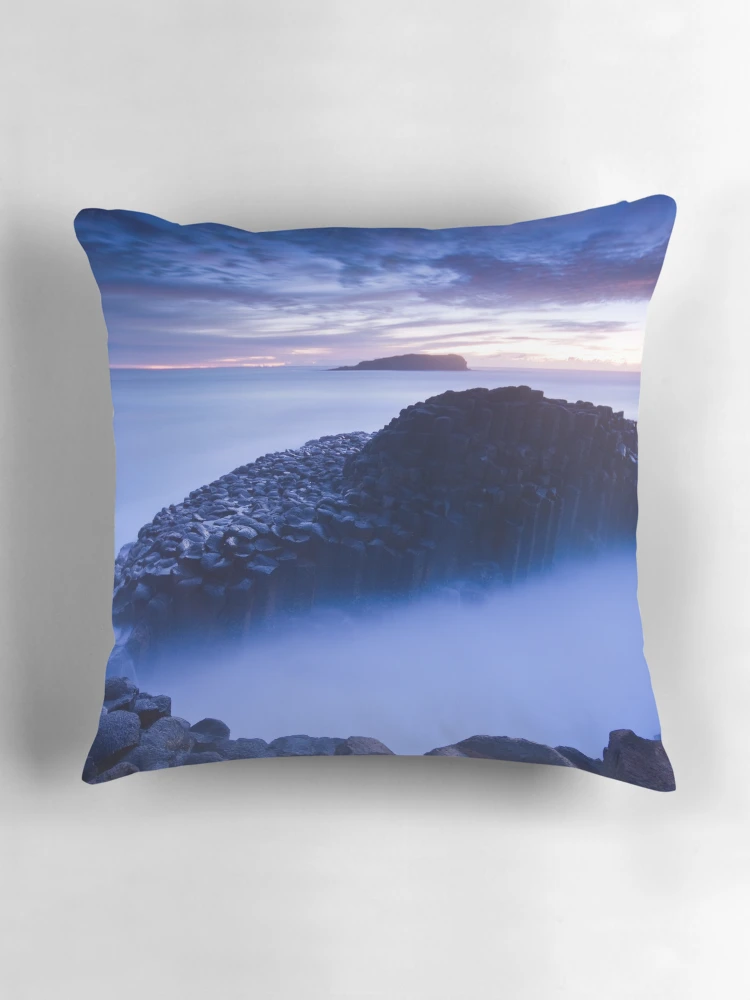 Aperçu 3 sur 4. Coussin avec l'œuvre Ethereal Rocks créée et vendue par David de Groot.
