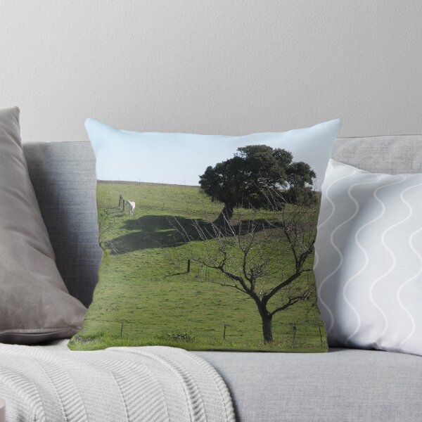 Artikelvorschau, Pasture Shade Tree White Horse entworfen und verkauft von Sandra Gray.