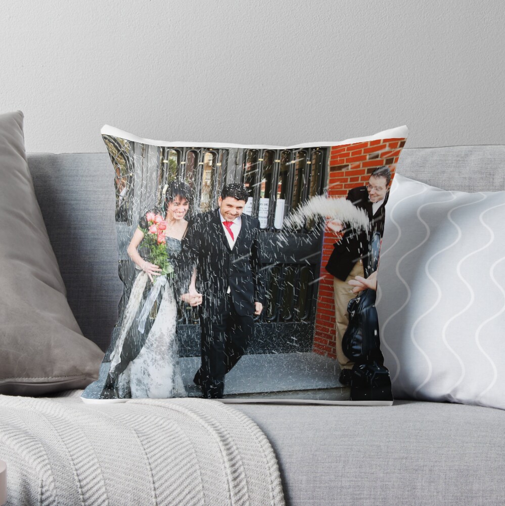 ¡Arroz, Arroz y mas Arroz! (¡Rice, Rice and more Rice!) Throw Pillow