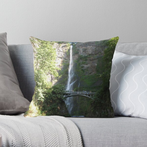 Multnomah Falls, Oregon Throw Pillow