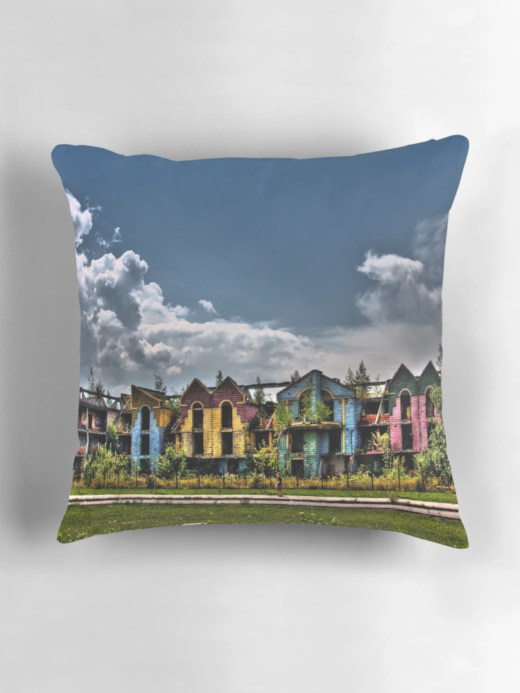 Aperçu 3 sur 4. Coussin avec l'œuvre Uncoordinated créée et vendue par MIGHTY TEMPLE IMAGES.