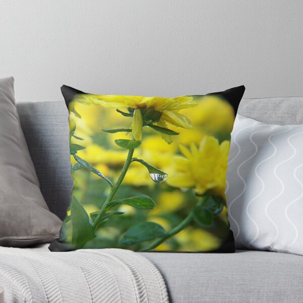 Aperçu de l'œuvre Yellow Mum Surprise créée et vendue par Glenna Walker.
