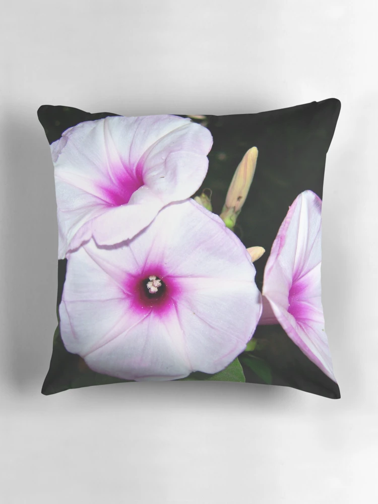 Aperçu 3 sur 4. Coussin avec l'œuvre Pink Centre créée et vendue par " RiSH ".