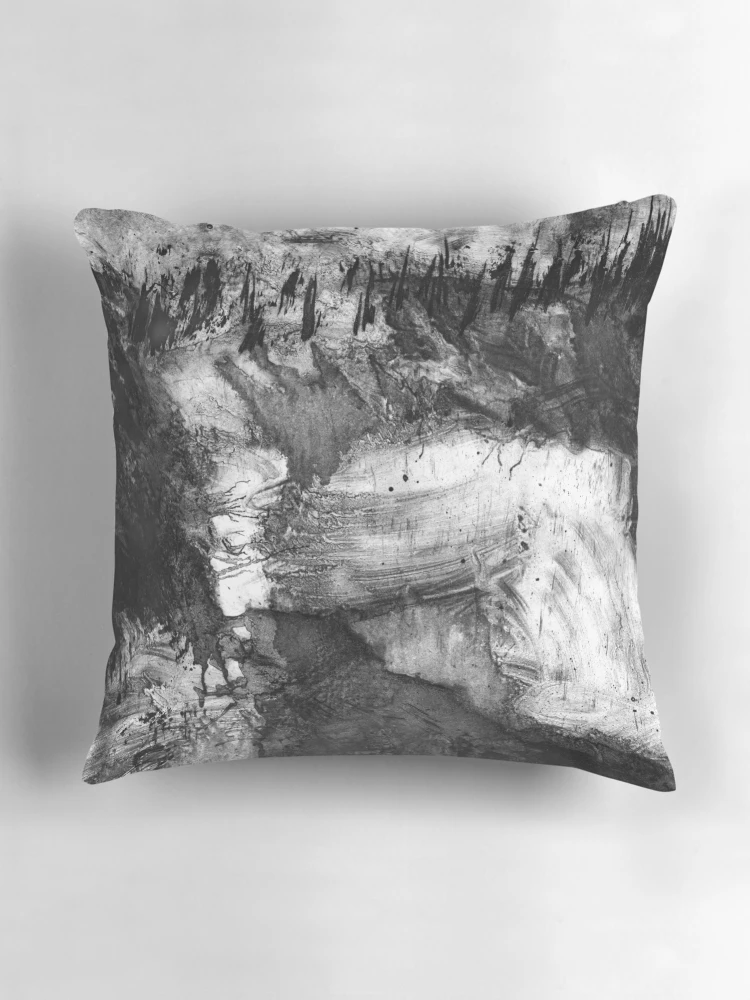 Aperçu 3 sur 4. Coussin avec l'œuvre Tree Line créée et vendue par Randy Sprout Fine Art.