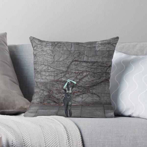 Der Morgen Throw Pillow