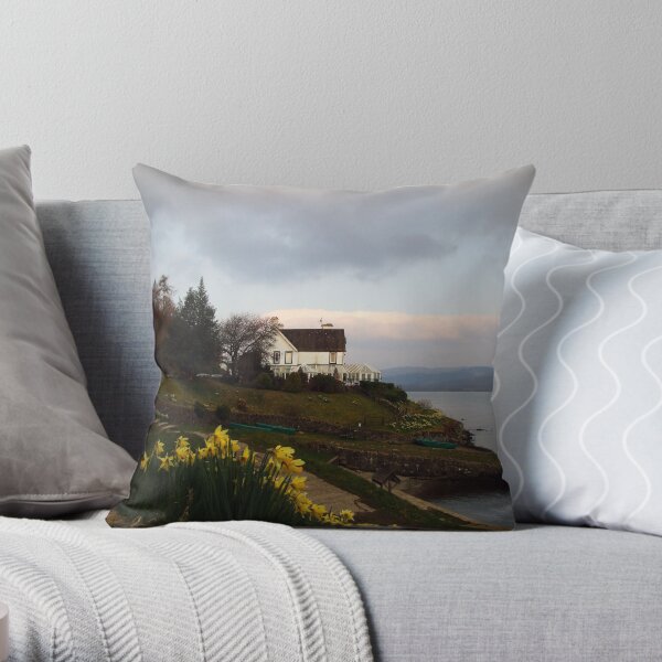 Port Sonachan Hotel Throw Pillow