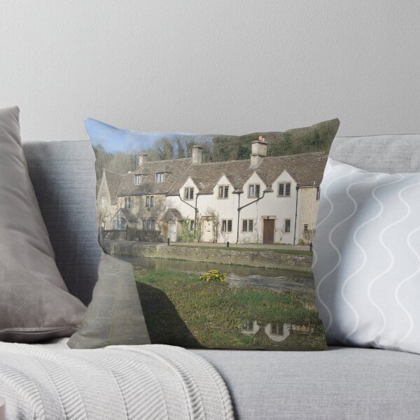 Aperçu de l'œuvre Water Lane, Castle Combe créée et vendue par Sandra Mangnall.
