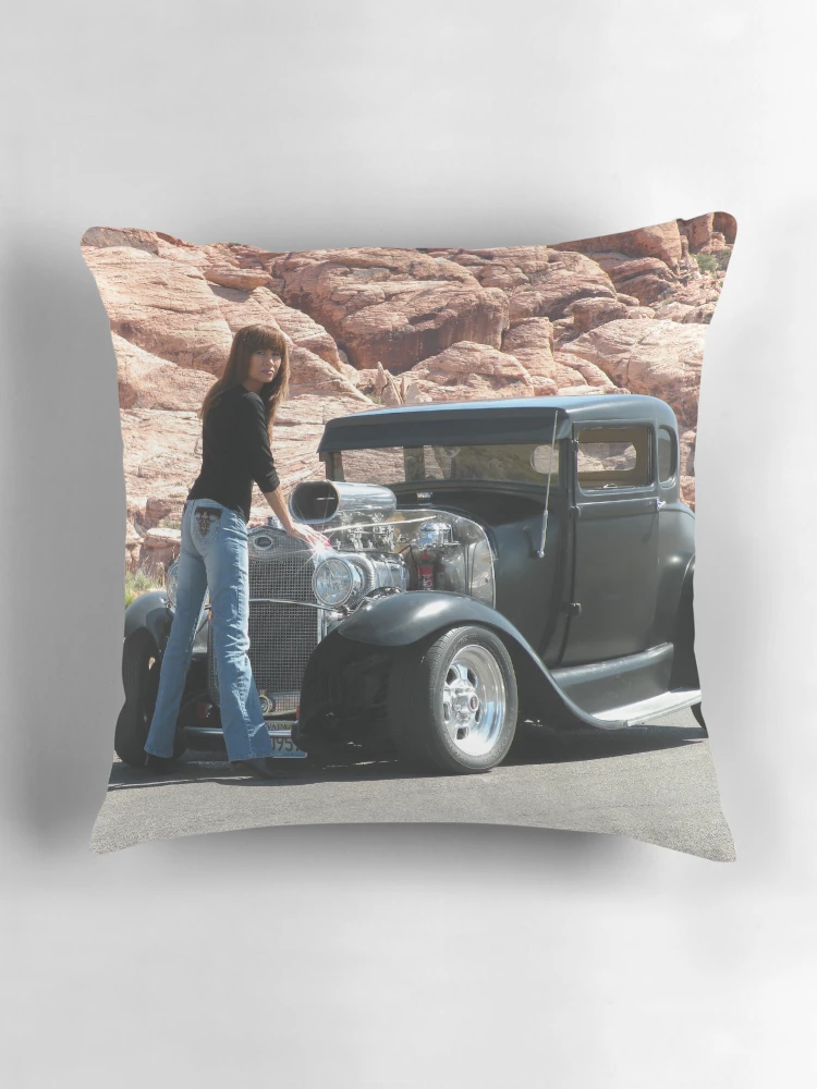 Aperçu 3 sur 4. Coussin avec l'œuvre Hot Rod Rita ... créée et vendue par Rita H. Ireland.