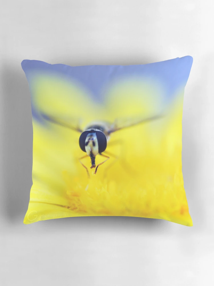 Aperçu 3 sur 4. Coussin avec l'œuvre Spring créée et vendue par azyalg.