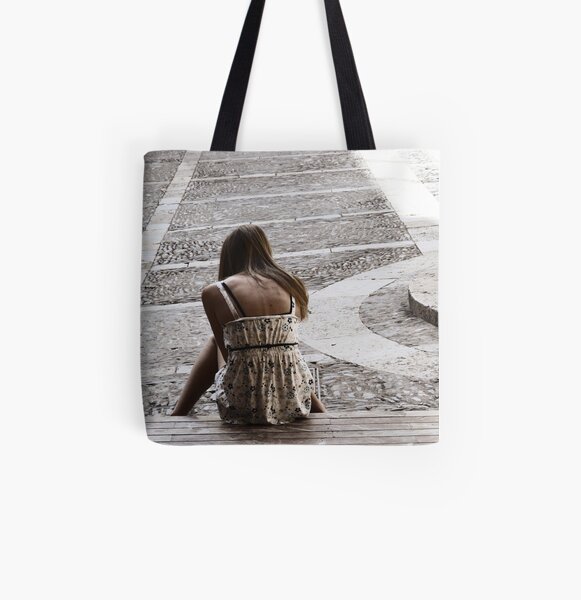Las muecas que recuerdo no son éstas All Over Print Tote Bag