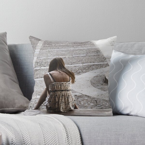 Las muecas que recuerdo no son éstas Throw Pillow