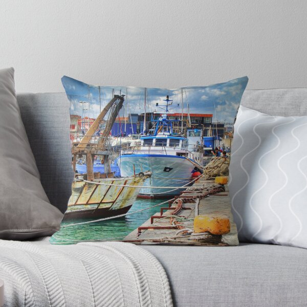 Barche ormeggiate al porto Throw Pillow