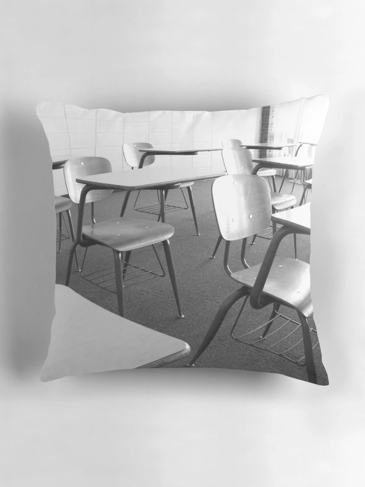 Aperçu 3 sur 4. Coussin avec l'œuvre Absent créée et vendue par Tracy Engle.