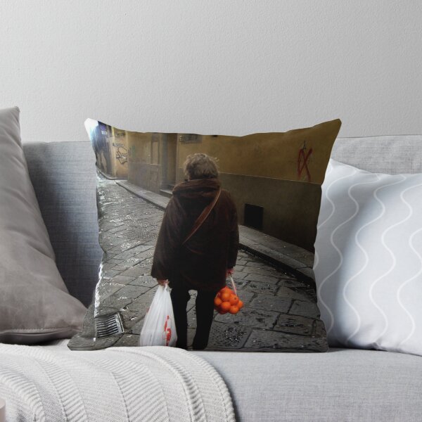 Aperçu de l'œuvre Elderly Florentine & Her Groceries créée et vendue par Hallie Duesenberg.