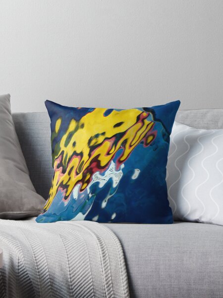 Luzzu reflection Throw Pillow